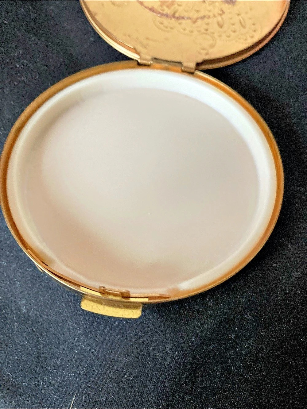 Engraved Gold-Tone Powder Compact - Picture 6 of 6